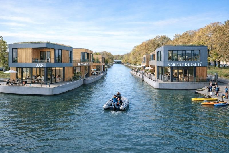 Projection d’un quartier flottant réunissant lieux de vie et activités autour d’un canal